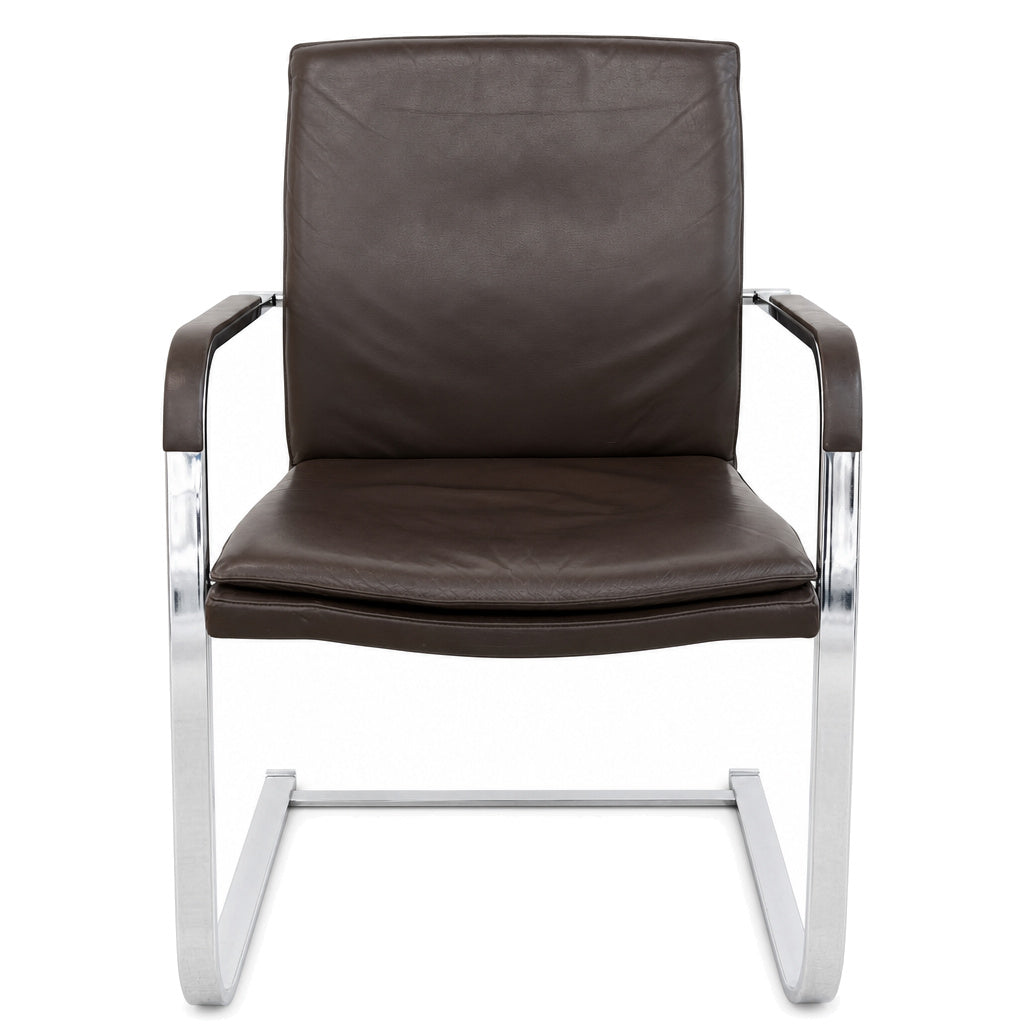 SITAG Freischwinger Stuhl mit braunem Lederbezug und glänzendem Chromgestell in moderner Design-Optik.