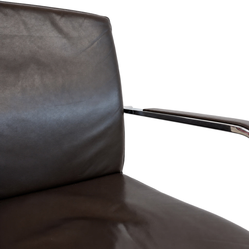 SITAG Freischwinger Bürostuhl mit braunem Lederbezug und glänzendem Chromgestell.