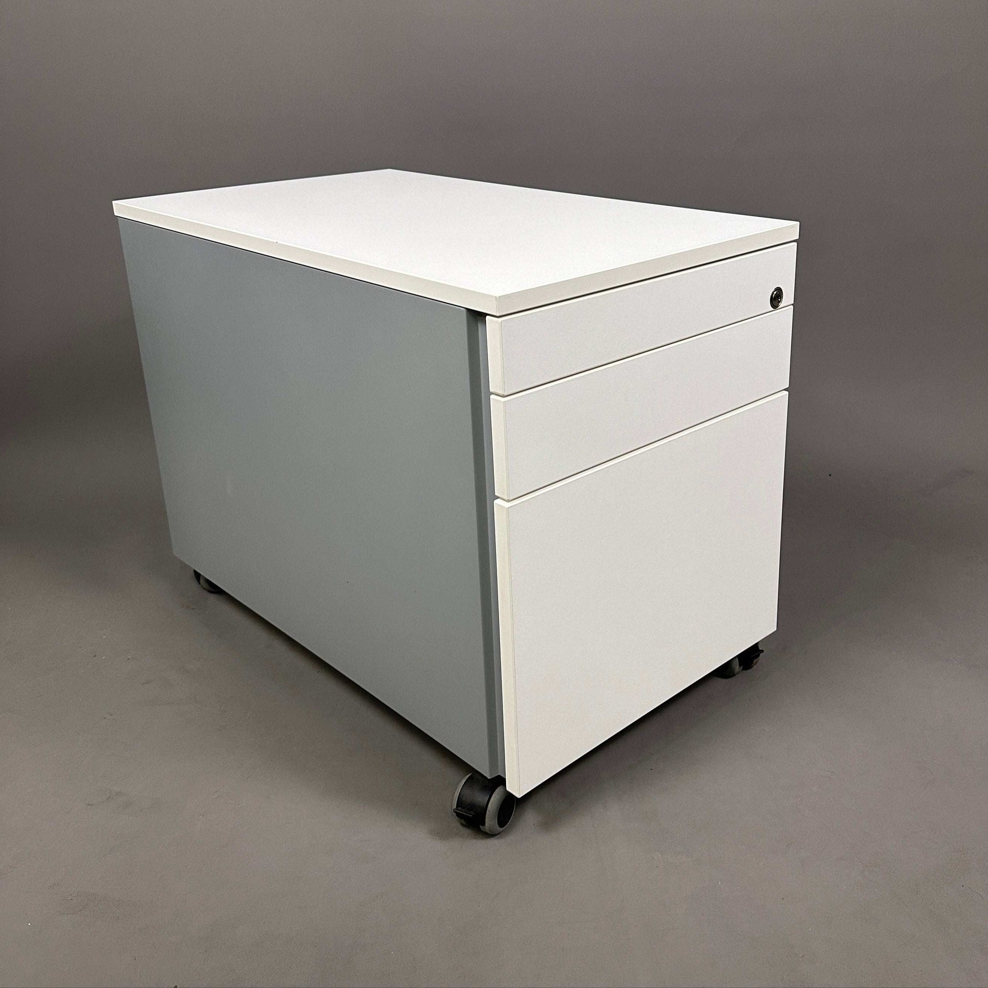 SSI Schäfer weißer Rollcontainer mit drei abschließbaren Schubladen und Organizer auf Rollen, 59x43x76 cm