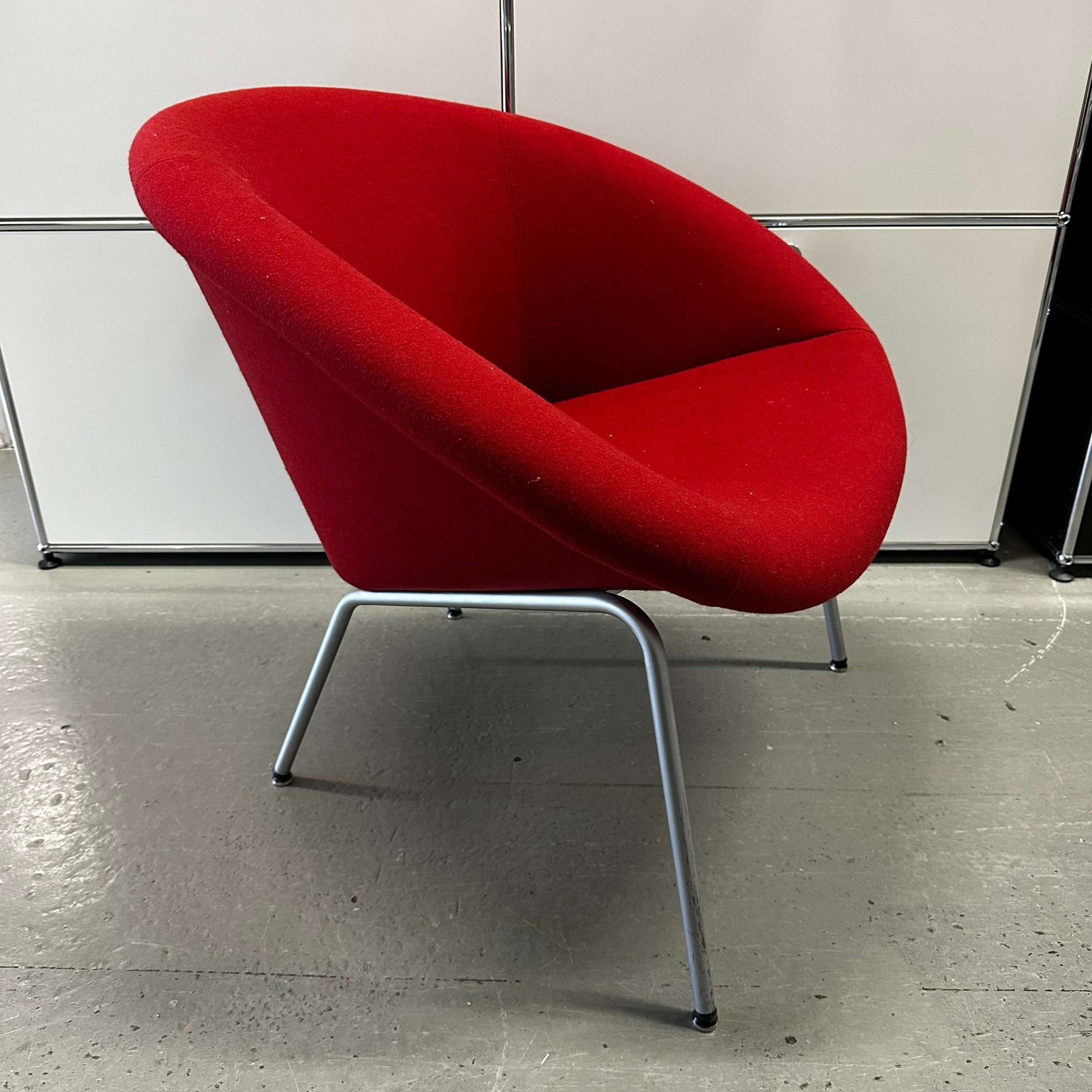 Red Schalensessel 369 chair by Walter Knoll with felt-like upholstery and silver frame, modern and stylish design