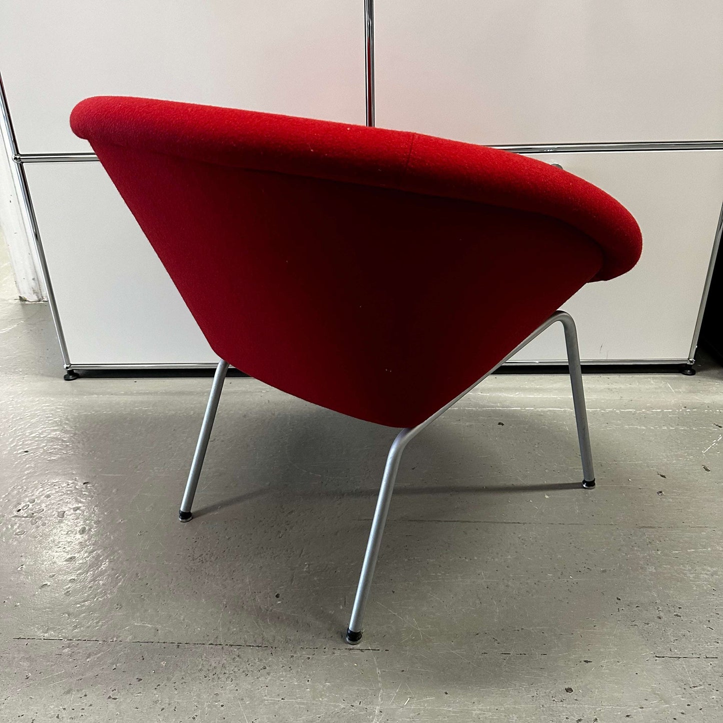 Red Schalensessel 369 chair with silver metal frame and felt-like fabric upholstery