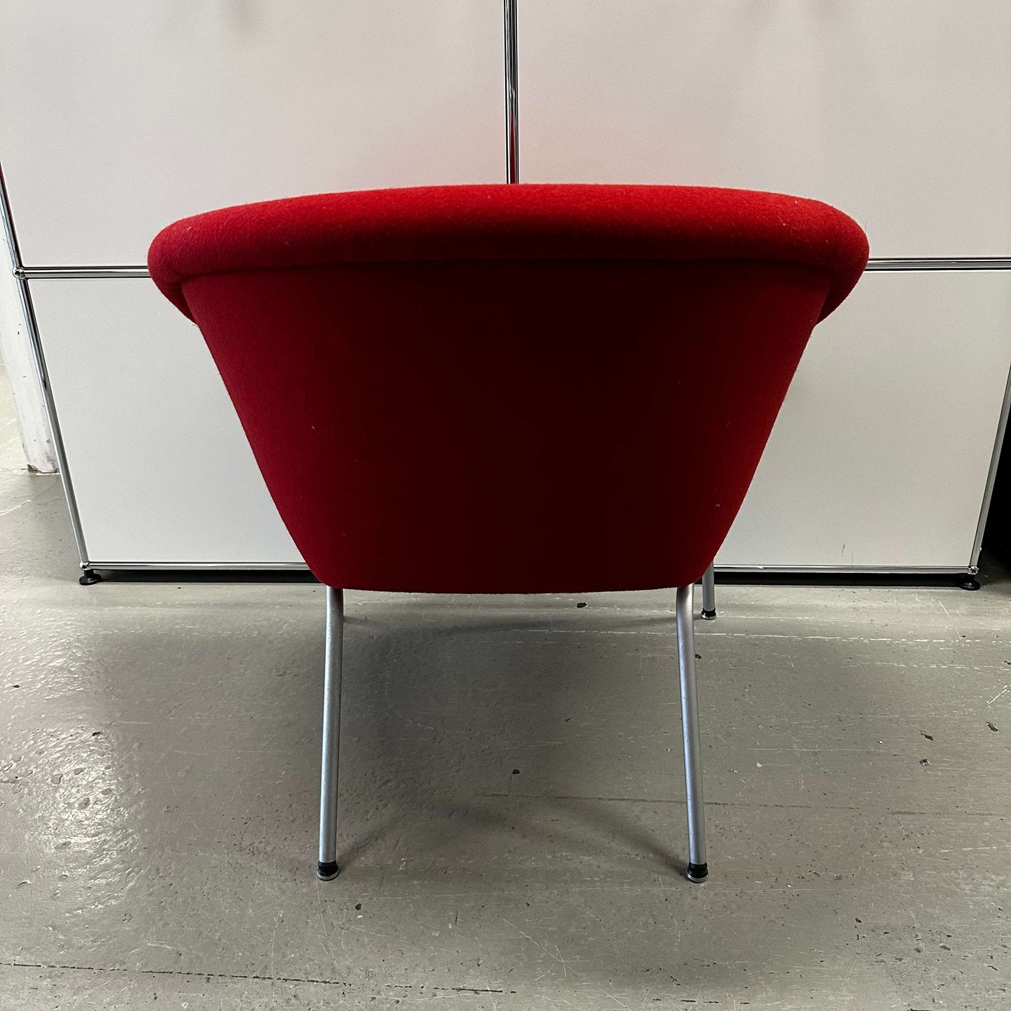 Red Schalensessel 369 chair by Walter Knoll with felt-like upholstery and silver legs, modern and elegant design