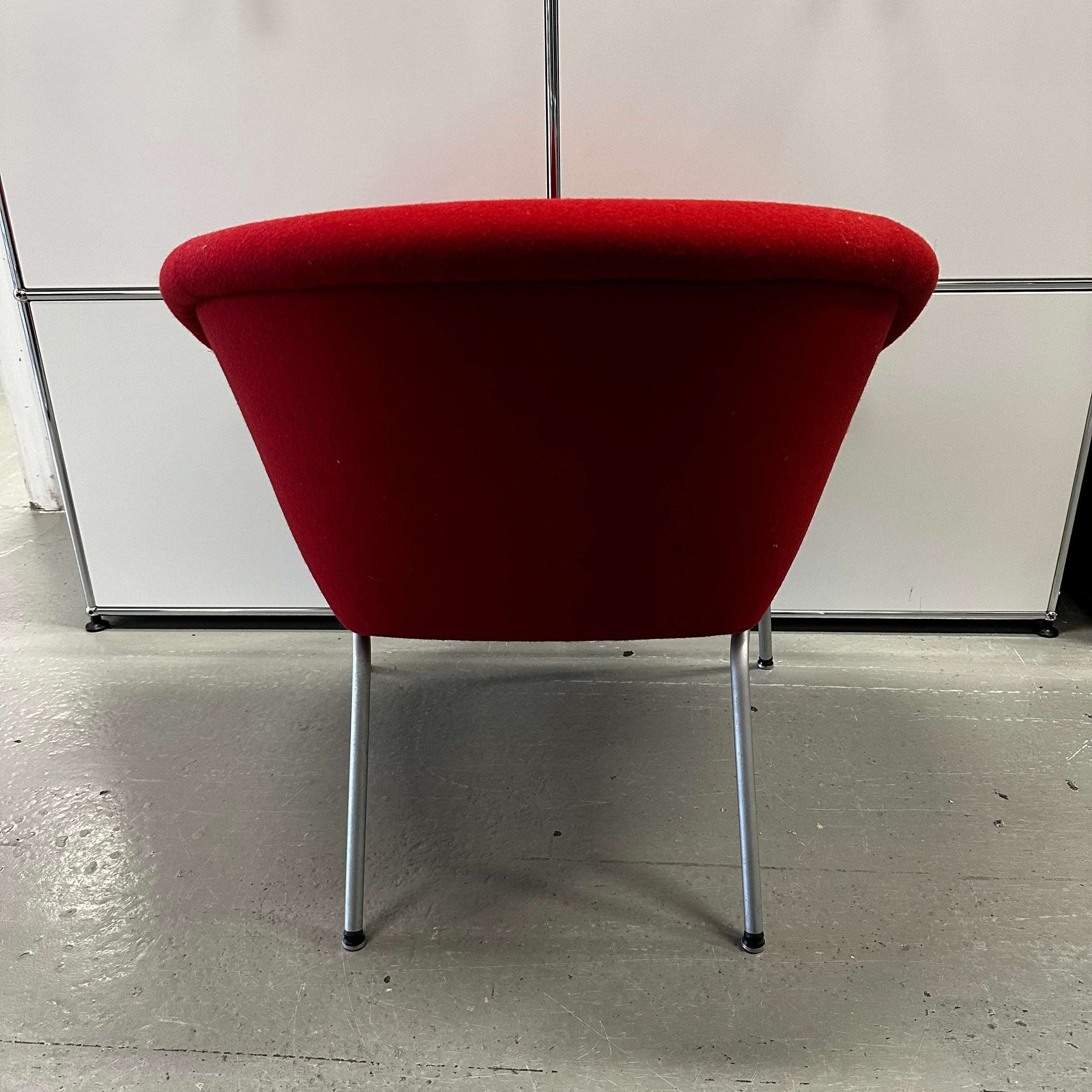 Red Schalensessel 369 chair by Walter Knoll with felt-like upholstery and silver legs, modern and elegant design