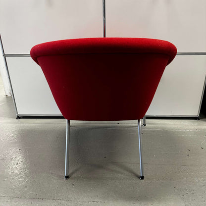 Red Schalensessel 369 chair by Walter Knoll with felt-like upholstery and silver legs, modern and elegant design