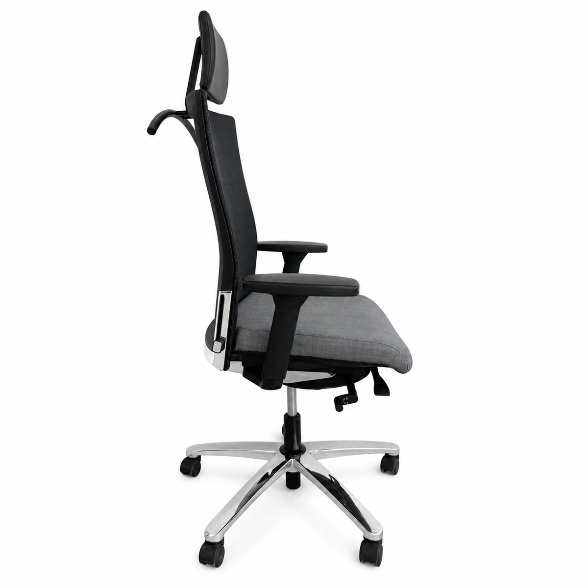 Ergonomischer Schreibtischstuhl mit schwarzer Netzrückenlehne, grauer Stoffsitzfläche und verchromtem Aluminiumfußkreuz.