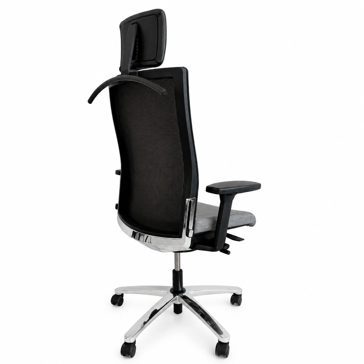 Ergonomischer Bürostuhl mit schwarzer Netzrückenlehne, grauer Sitzfläche, verstellbarer Kopfstütze und verchromtem Fußkreuz.