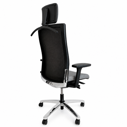 Ergonomischer Bürostuhl mit schwarzer Netzrückenlehne, grauer Sitzfläche, verstellbarer Kopfstütze und verchromtem Fußkreuz.