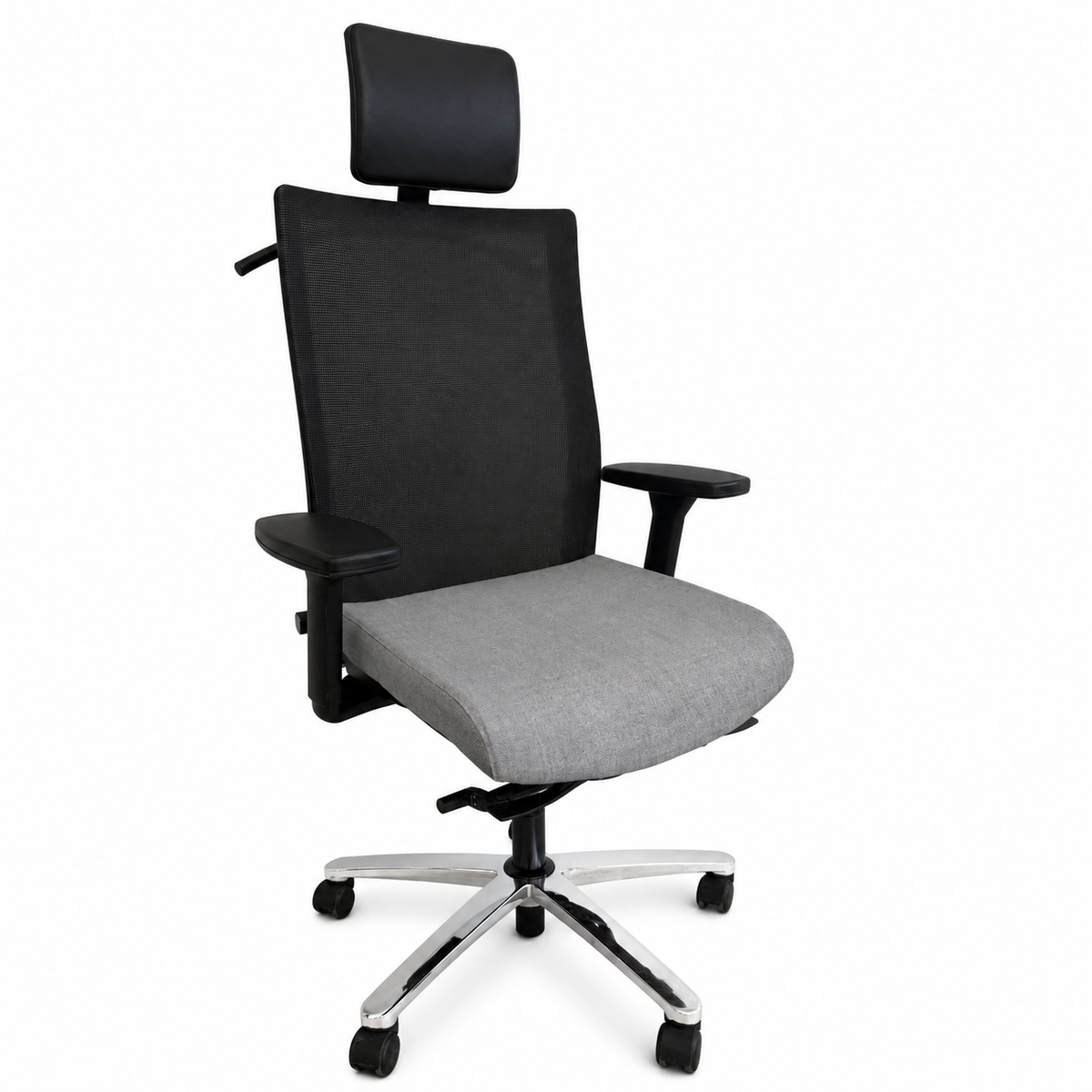 Ergonomischer Bürostuhl mit schwarzer Netzrückenlehne, grauer Stoffsitzfläche, Kopfstütze und verchromtem Fußkreuz.