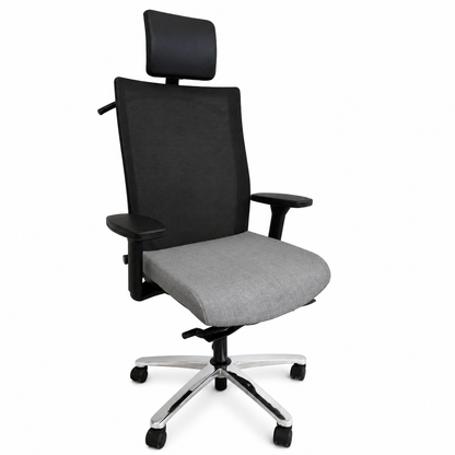 Ergonomischer Bürostuhl mit schwarzer Netzrückenlehne, grauer Stoffsitzfläche, Kopfstütze und verchromtem Fußkreuz.