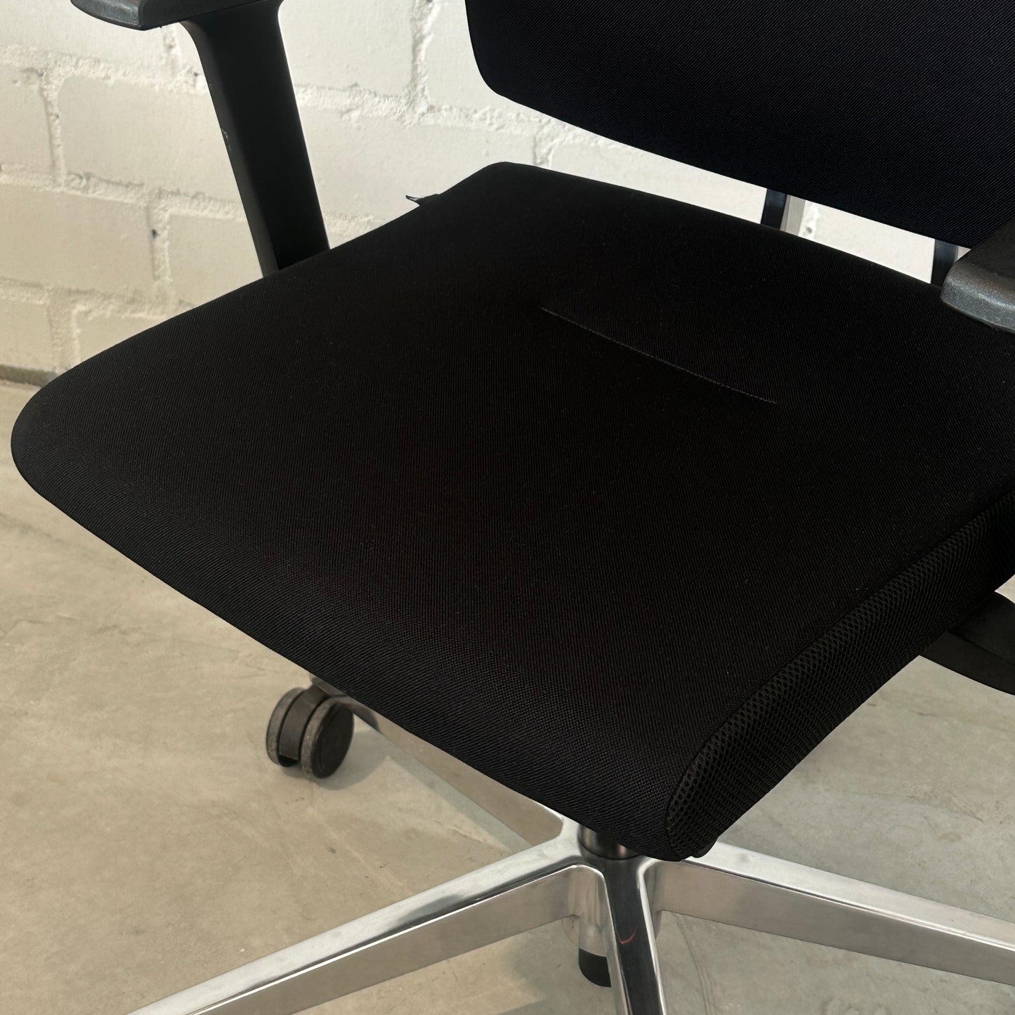 Sedus Black Dot Schreibtischstuhl mit schwarzem Stoffbezug und poliertem Aluminiumgestell.