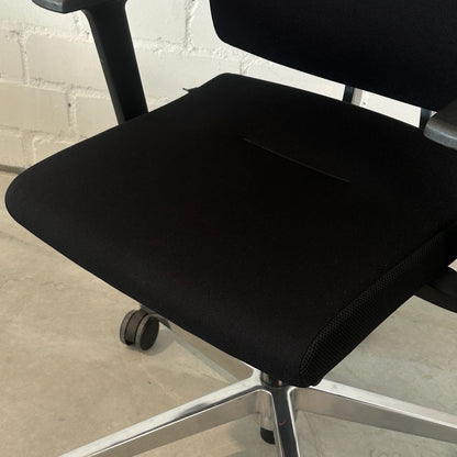 Sedus Black Dot Schreibtischstuhl mit schwarzem Stoffbezug und poliertem Aluminiumgestell.