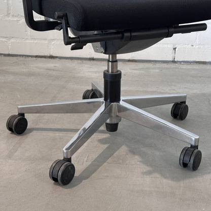 Sedus Black Dot Bürostuhl mit schwarzem Stoffbezug, poliertem Aluminiumgestell und Rollen.