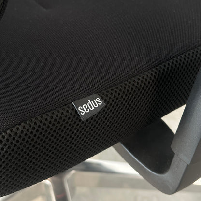 Sedus Black Dot Bürostuhl mit schwarzem Stoffbezug und Sedus-Logo.
