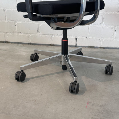 Sedus Black Dot Bürostuhl mit schwarzem Stoffbezug, poliertem Aluminiumgestell und Rollen.