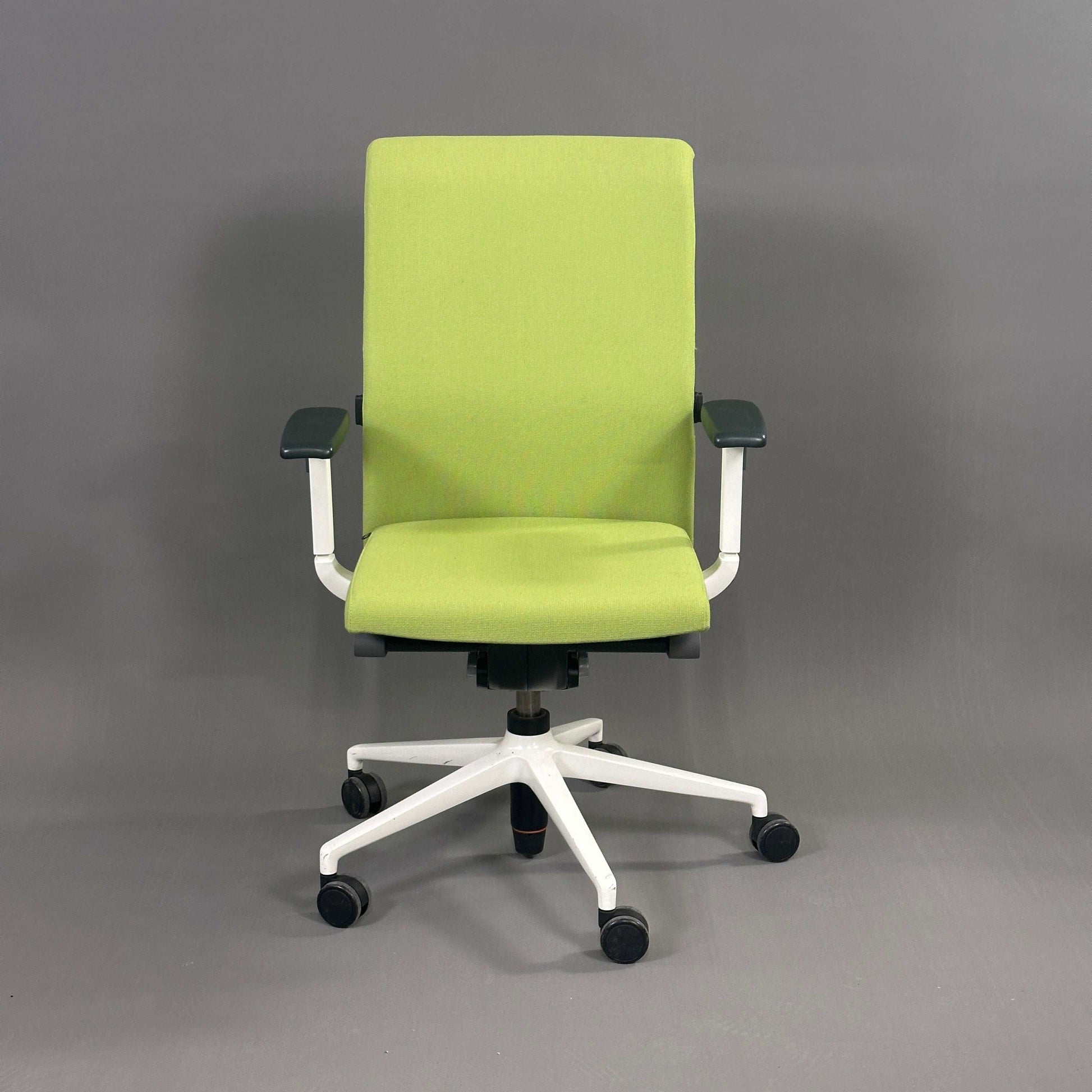 hellgrüner Sedus Crossline Bürostuhl mit weißem Gestell und 2D-Armlehnen, ergonomisch und höhenverstellbar