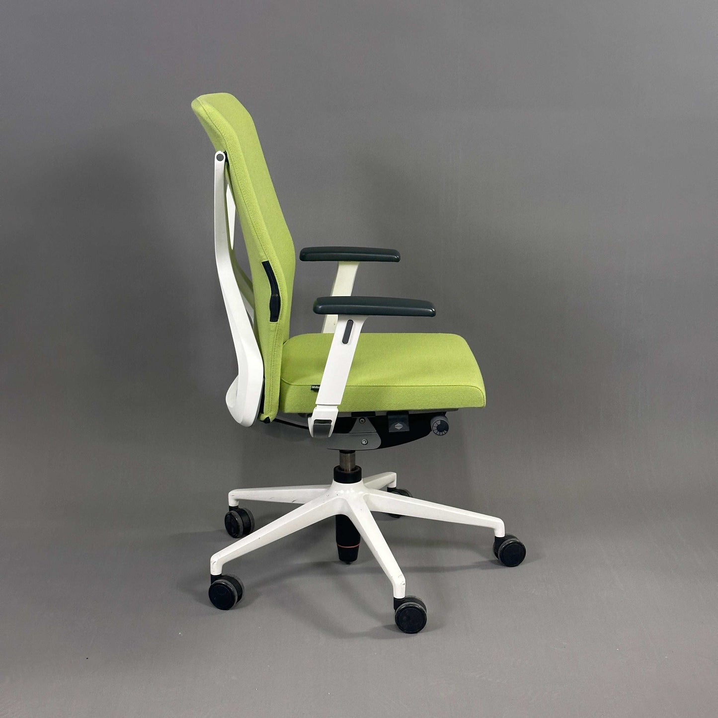 Sedus Crossline Bürostuhl hellgrün weiß ergonomisch höhenverstellbar mit Armlehnen und Synchronmechanik