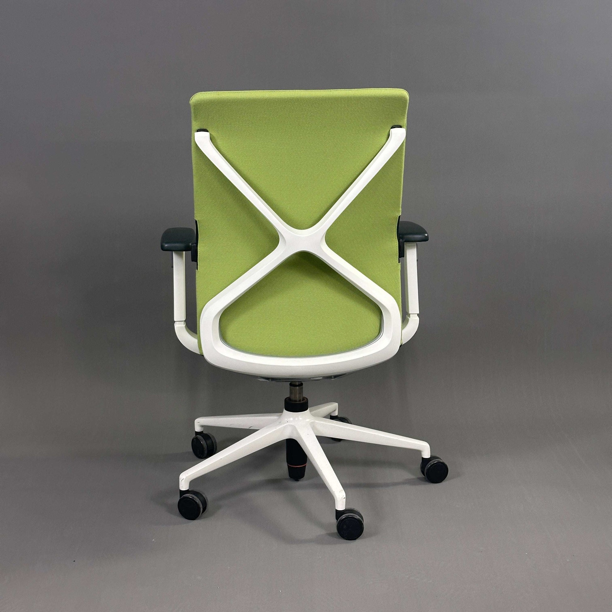 Sedus Crossline Bürostuhl in hellgrün und weiß mit ergonomischer Rückenlehne und 2D-Armlehnen