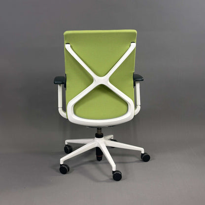 Sedus Crossline Bürostuhl in hellgrün und weiß mit ergonomischer Rückenlehne und 2D-Armlehnen