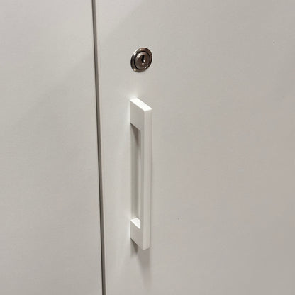 Weißer Sedus Flügeltürenschrank mit modernem Griff und silbernem Schloss.