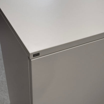 Weißer Sedus Flügeltürenschrank 2OH, abschließbar, mit dezenter Sedus-Plakette.