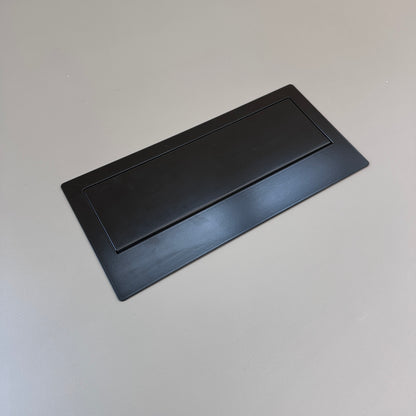 Sedus Mastermind Konferenztisch Kabelklappe, schwarz, eingelassen in warmgraue Kunstharz-Tischplatte.