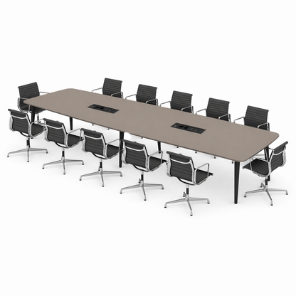 Sedus Mastermind Konferenztisch, 520x130cm, warmgrau mit integrierten Mediakit-Anschlüssen und schwarzen Stühlen.