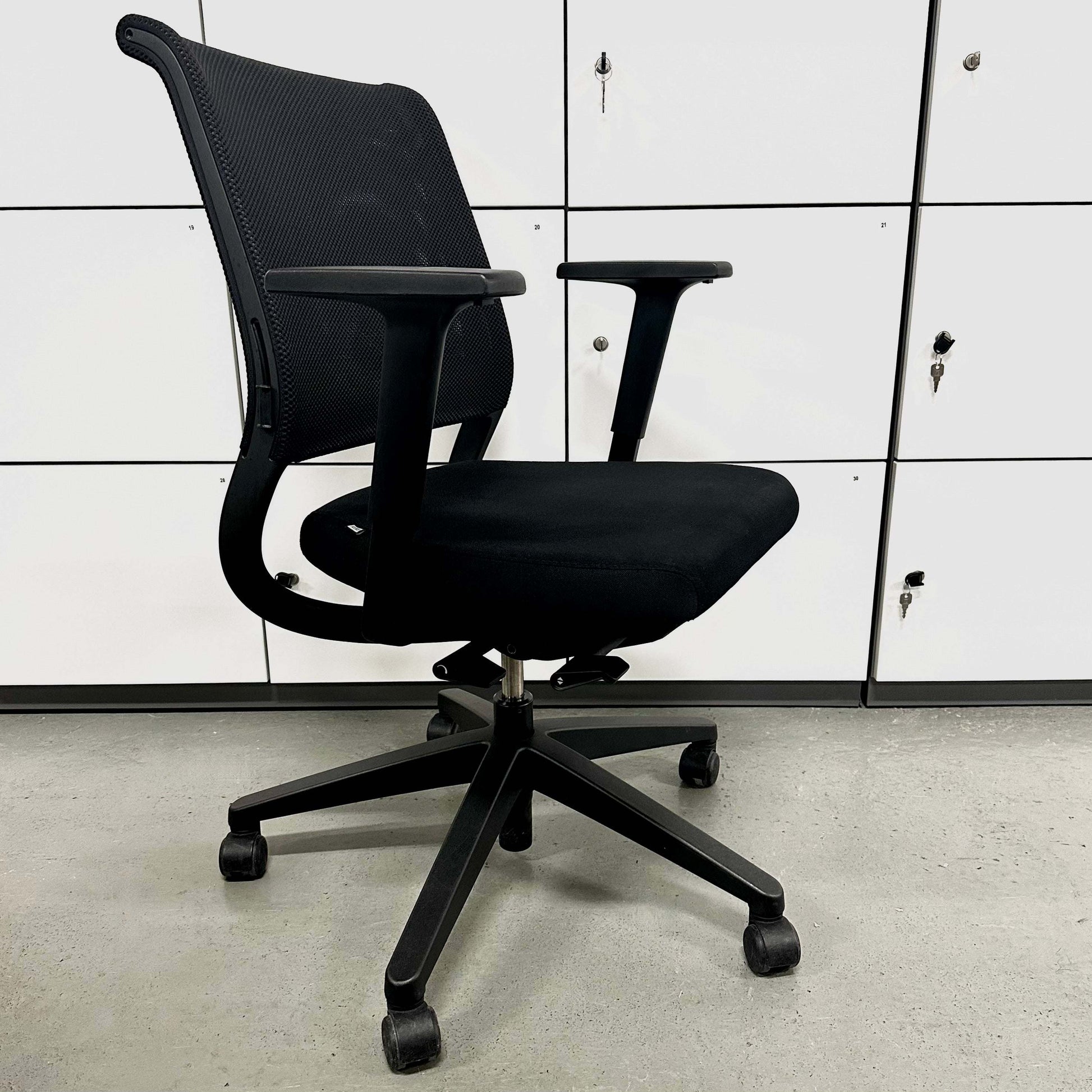 Black Sedus Netwin office chair with mesh backrest, adjustable armrests, lumbar support, height adjustment, black base, and caster wheels