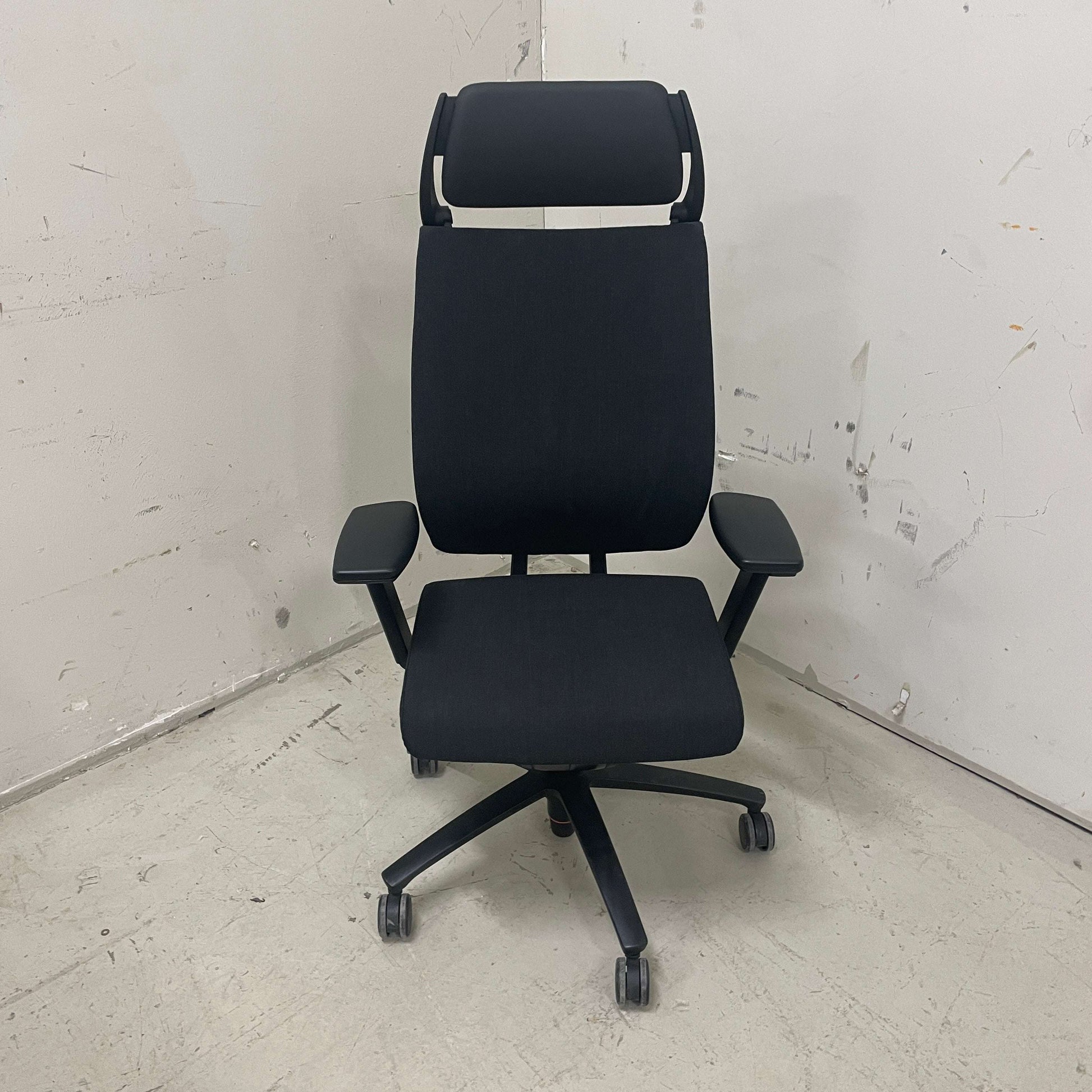Sedus Swing Up Bürostuhl schwarz/dunkelgrau mit verstellbarer Sitzhöhe, arretierbarer Rückenlehne und 4D-Armlehnen.