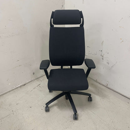 Sedus Swing Up Bürostuhl schwarz/dunkelgrau mit verstellbarer Sitzhöhe, arretierbarer Rückenlehne und 4D-Armlehnen.
