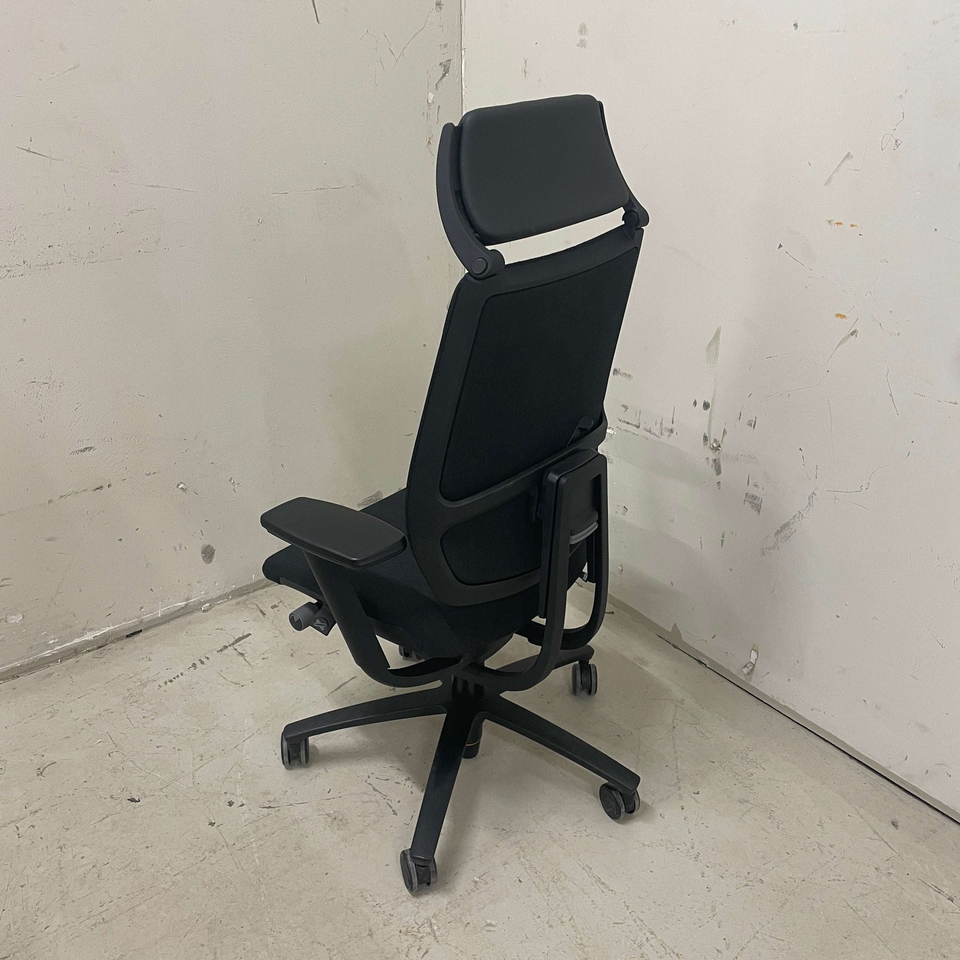 Sedus Swing Up Bürostuhl in Schwarz/Dunkelgrau mit höhenverstellbarer Sitzfläche, arretierbarer Rückenlehne, Lordosenstütze und 4D-Armlehnen mit PU-Auflage