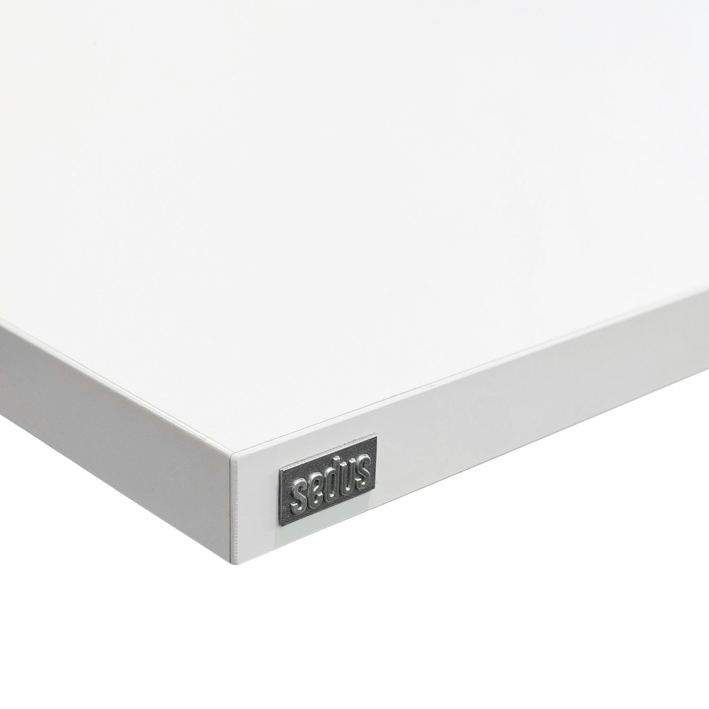 Sedus Temptation C Schreibtisch mit weißer Soft-Touch-Tischplatte und Markenlogo