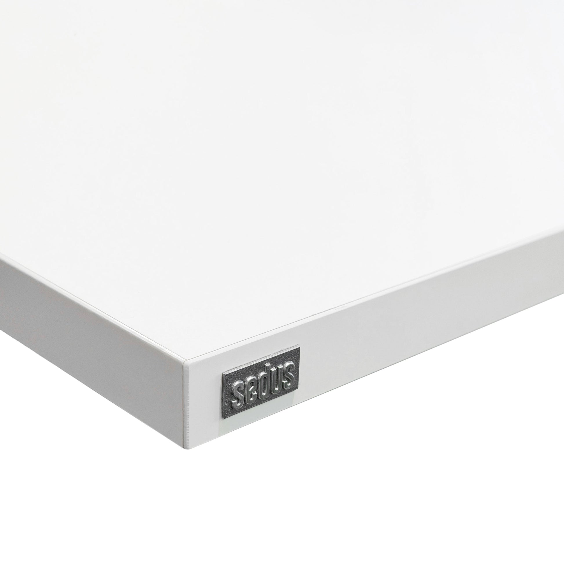 Sedus Temptation C Schreibtisch mit weißer Soft-Touch-Tischplatte und Markenlogo