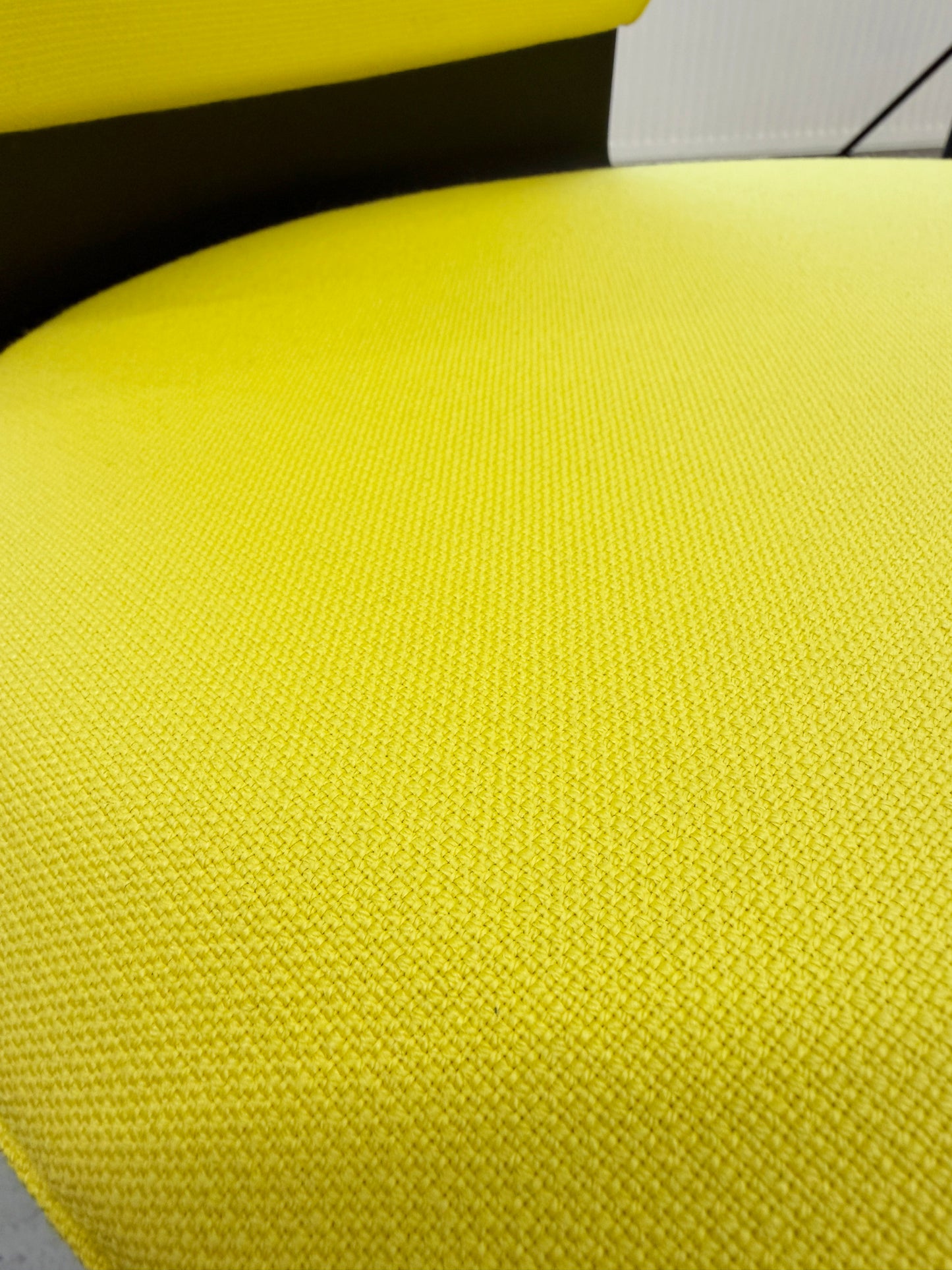 Sedus Turn around 181 high desk chair mit gelbem Stoffbezug und schwarzem Gestell.
