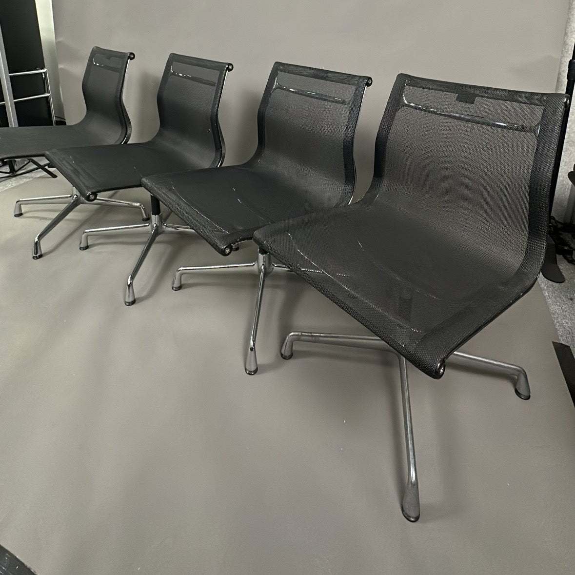 Set aus 4 gebrauchten Vitra EA 105 Stühlen mit schwarzem Netzbezug und Chromgestell, leichte Gebrauchsspuren