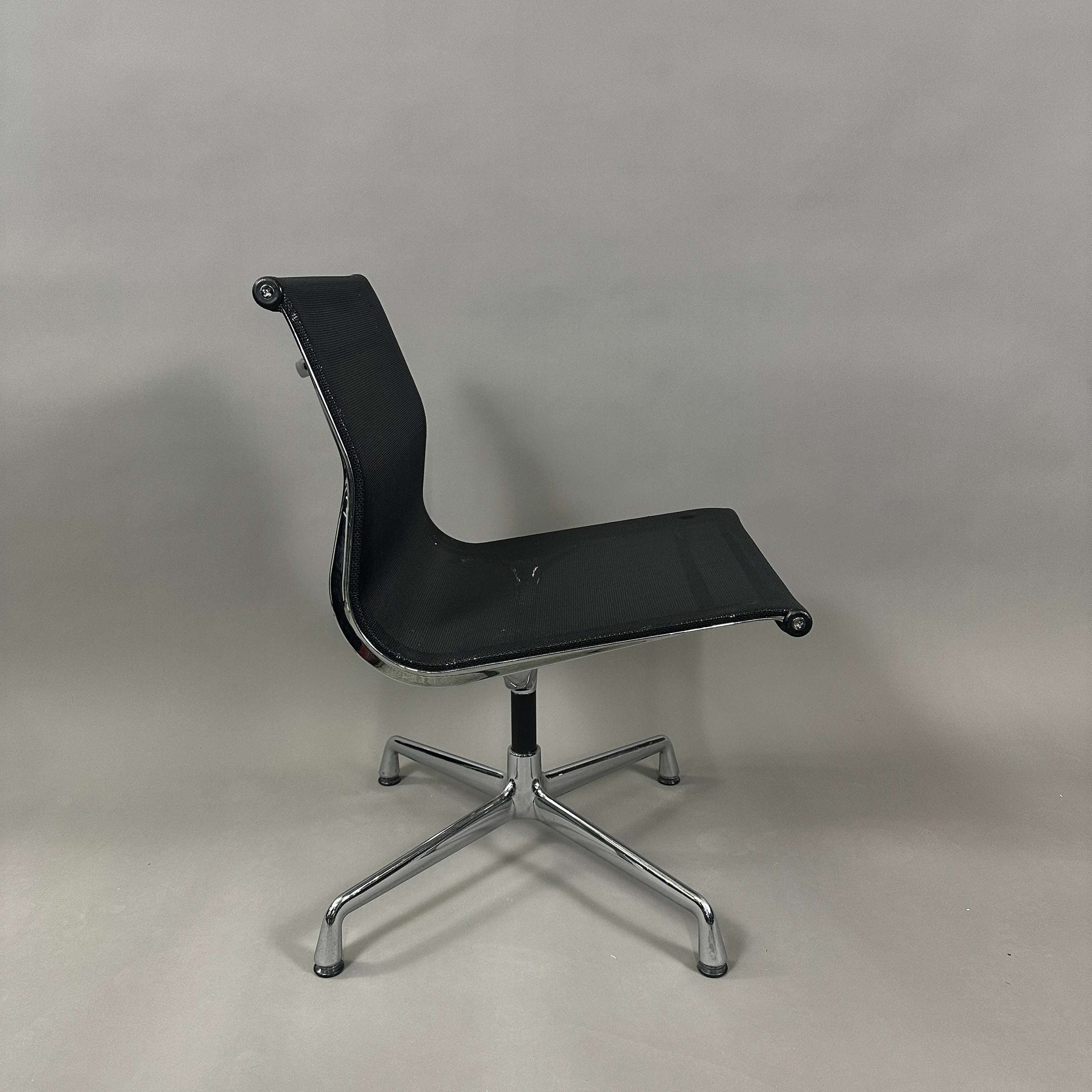 Set 4x Vitra EA 105 Secondhand B-Ware schwarzer Netzbezug Chromgestell ohne Armlehnen