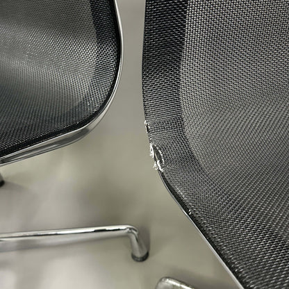 Set 4x Vitra EA 105 Secondhand B-Ware schwarze Netzsitzfläche mit Chromgestell und Gebrauchsspuren
