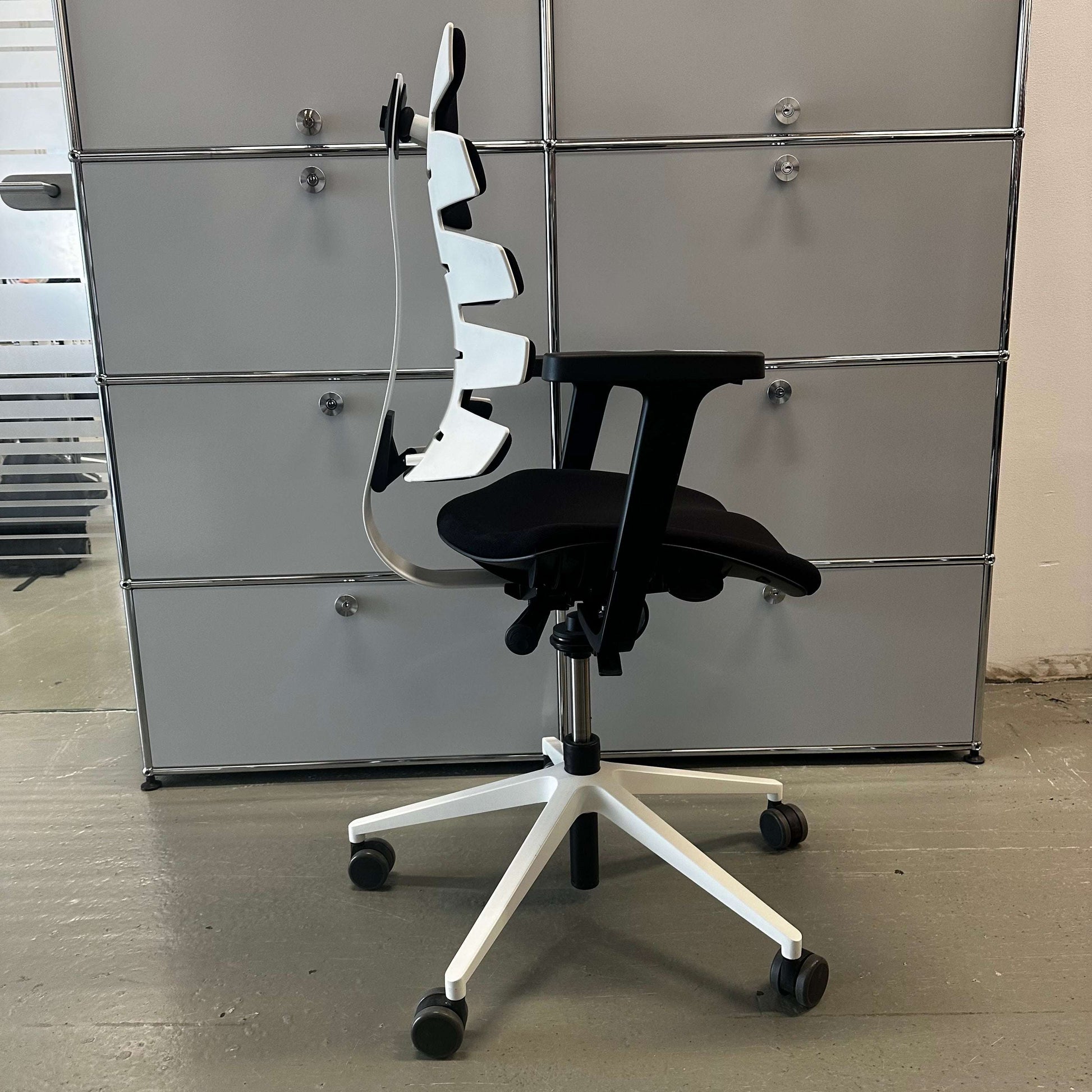 Sitag Wave ergonomic office chair with black upholstery, white frame, adjustable backrest, 3D soft-pad armrests, and comfort height adjustment