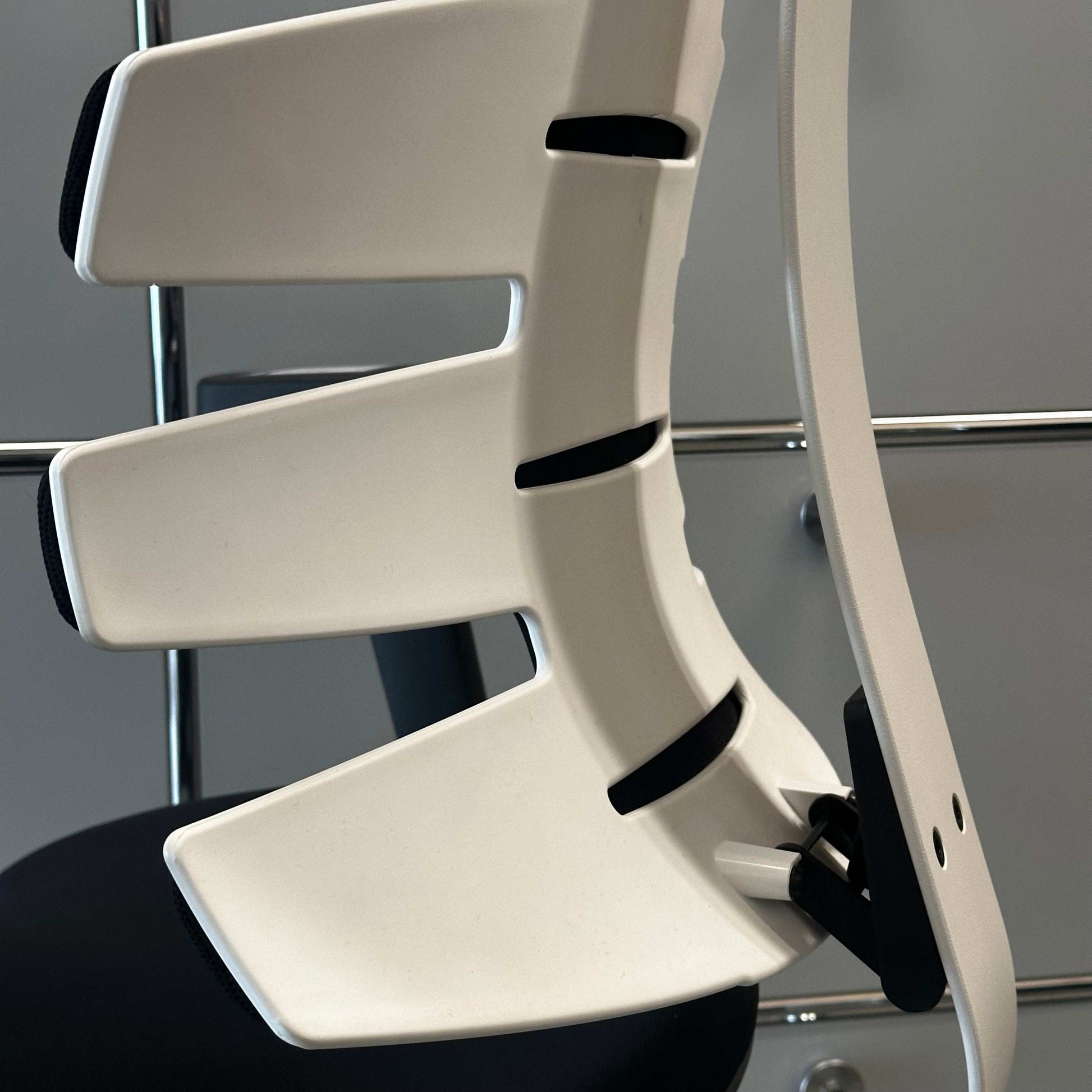 Sitag Wave ergonomic office chair with black upholstery, white frame, adjustable height, deep suspension, 3D soft-pad armrests, and height-adjustable backrest.