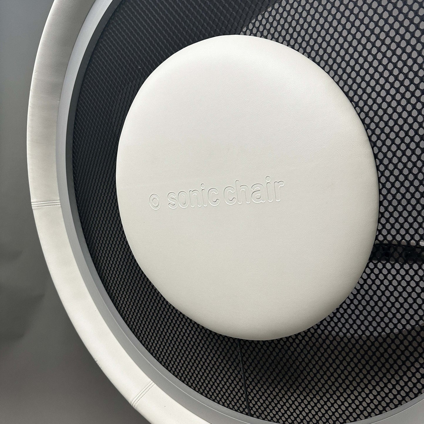 weißer Sonic Chair 3.1 Audiosessel mit Lederbezug und mesh Akustikfläche in Nahaufnahme