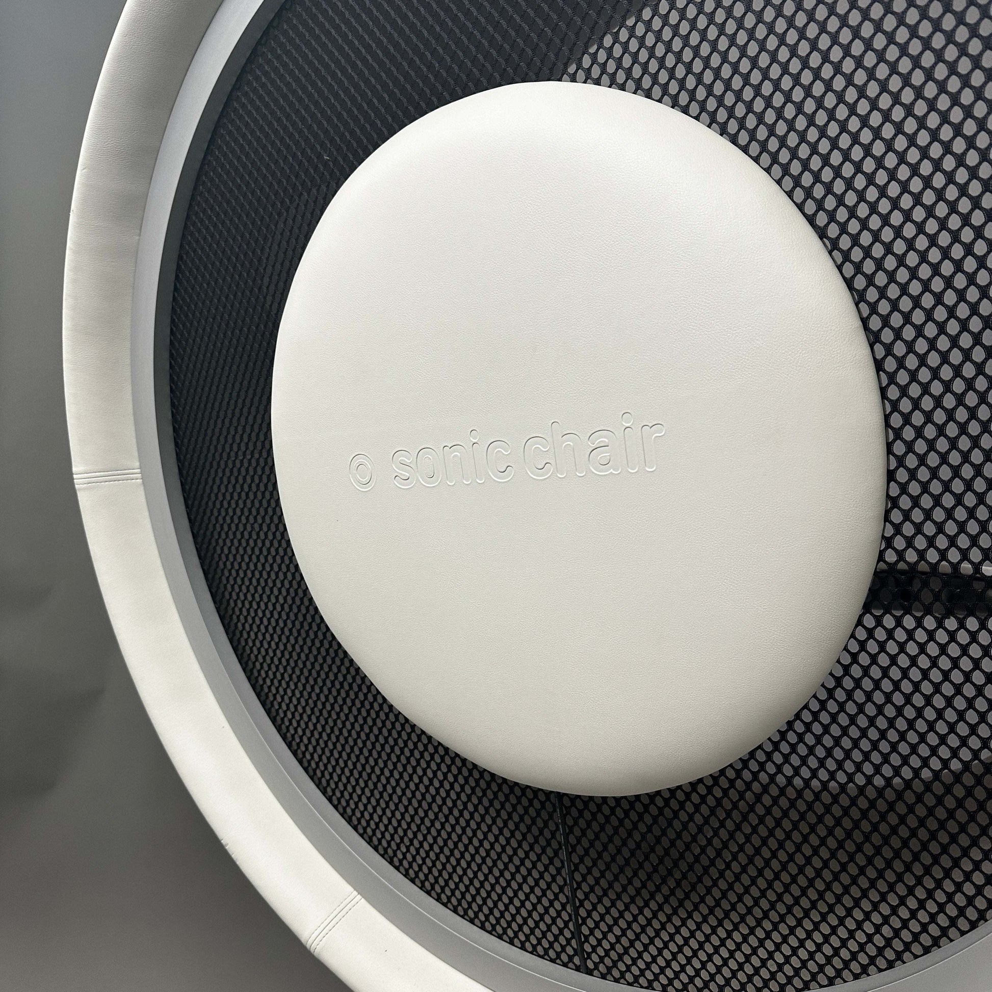 weißer Sonic Chair 3.1 Audiosessel mit Lederbezug und mesh Akustikfläche in Nahaufnahme