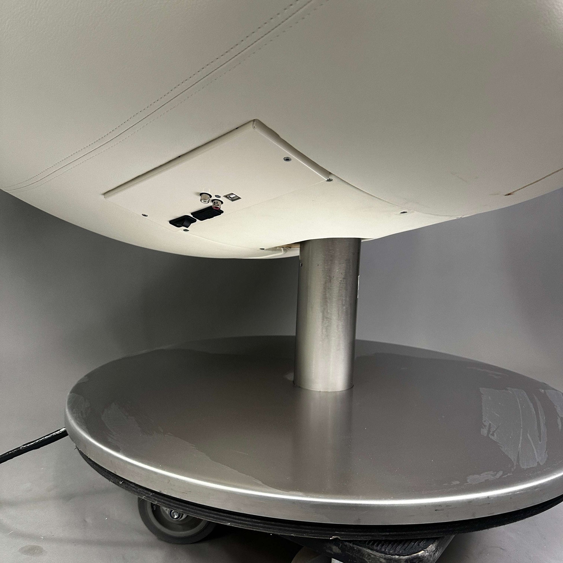 Sonic Chair 3.1 Audiosessel weiße Glattlederoberfläche mit Metallfuß und integrierten Anschlüssen für hochwertigen Klang