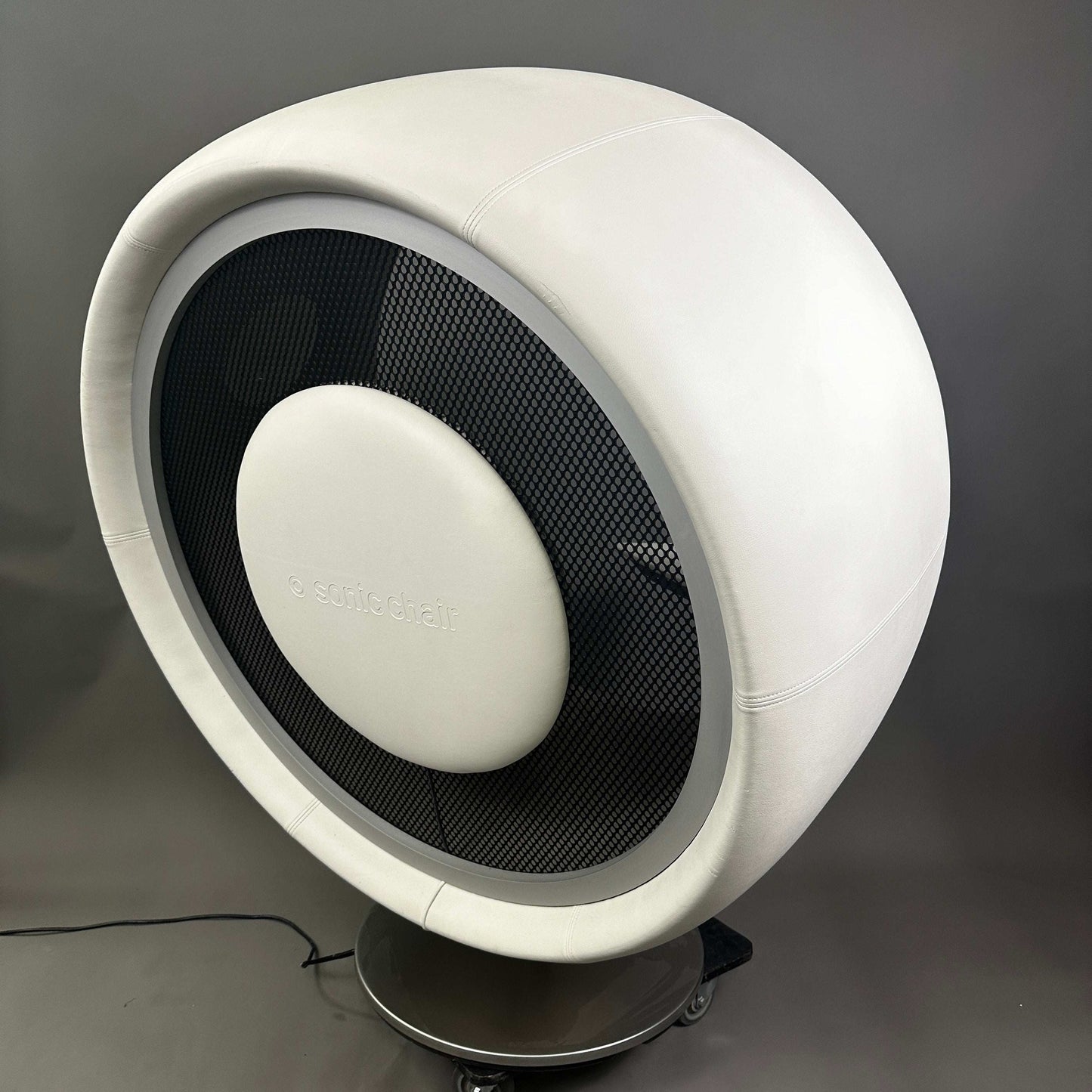 Sonic Chair 3.1 Audiosessel aus weißem Glattleder mit integriertem Lautsprechersystem für intensives Hörerlebnis und Körperschallmembran.