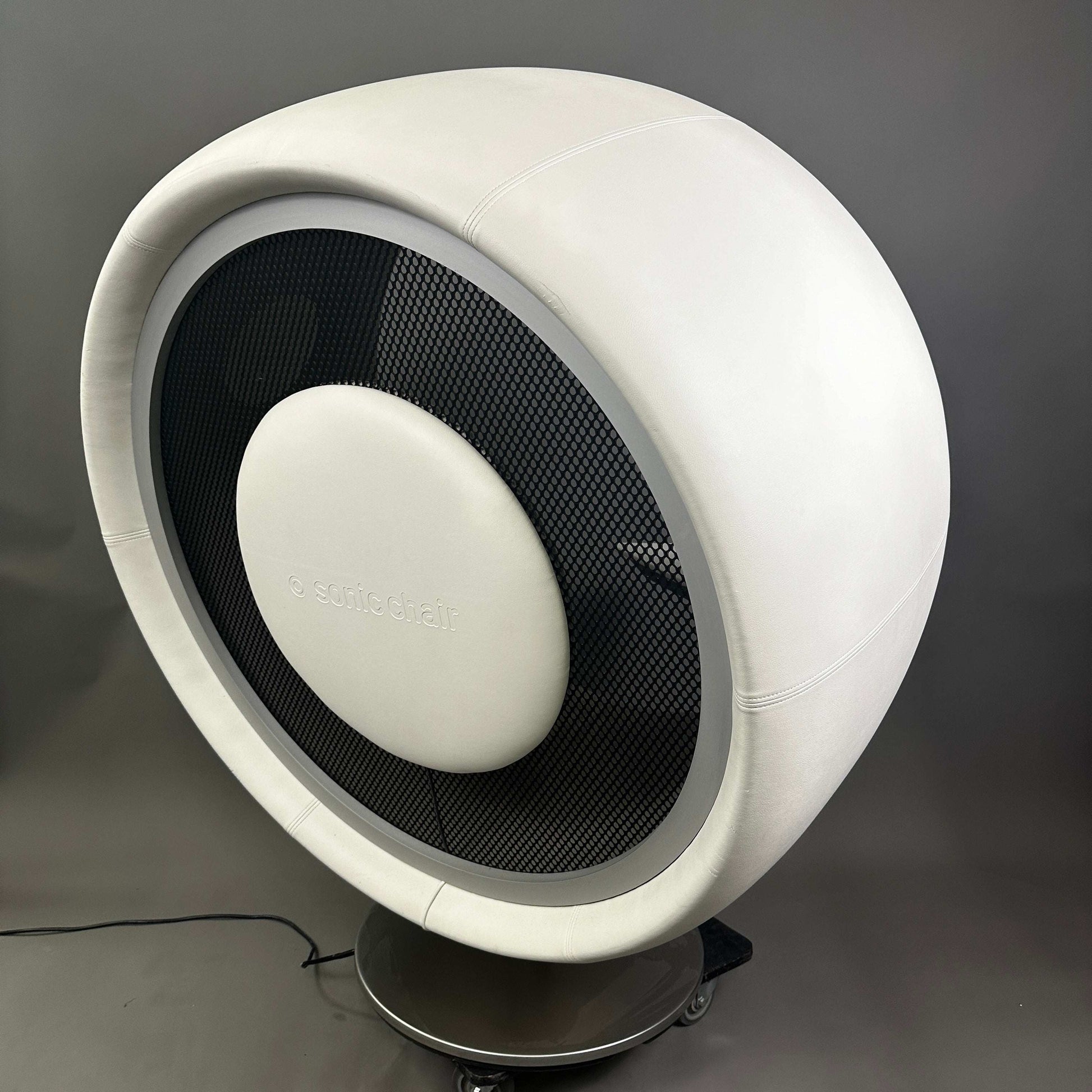 Sonic Chair 3.1 Audiosessel aus weißem Glattleder mit integriertem Lautsprechersystem für intensives Hörerlebnis und Körperschallmembran.