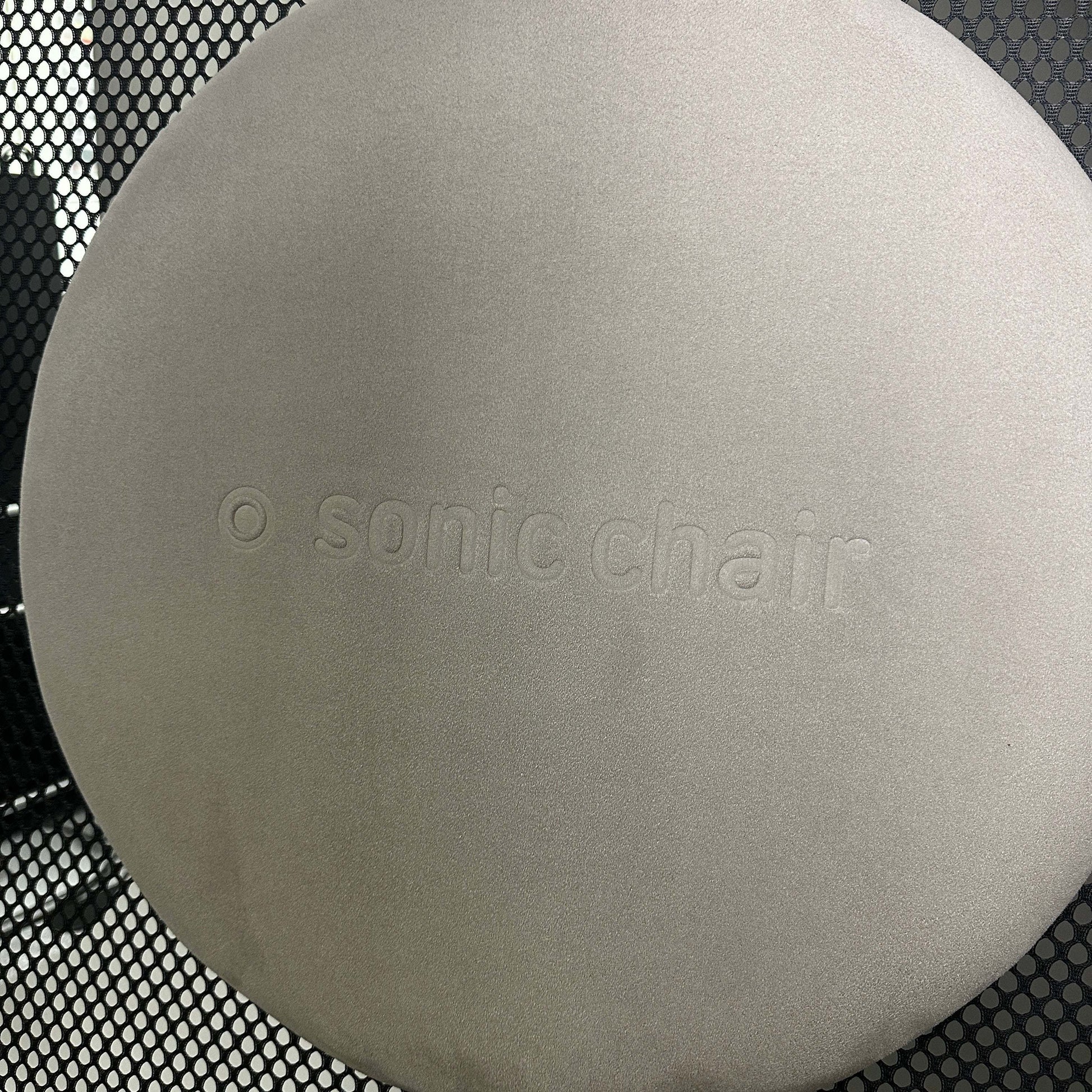 grauer Veloursleder-Sitz mit geprägtem Schriftzug Sonic Chair 3.1 für Audiosessel