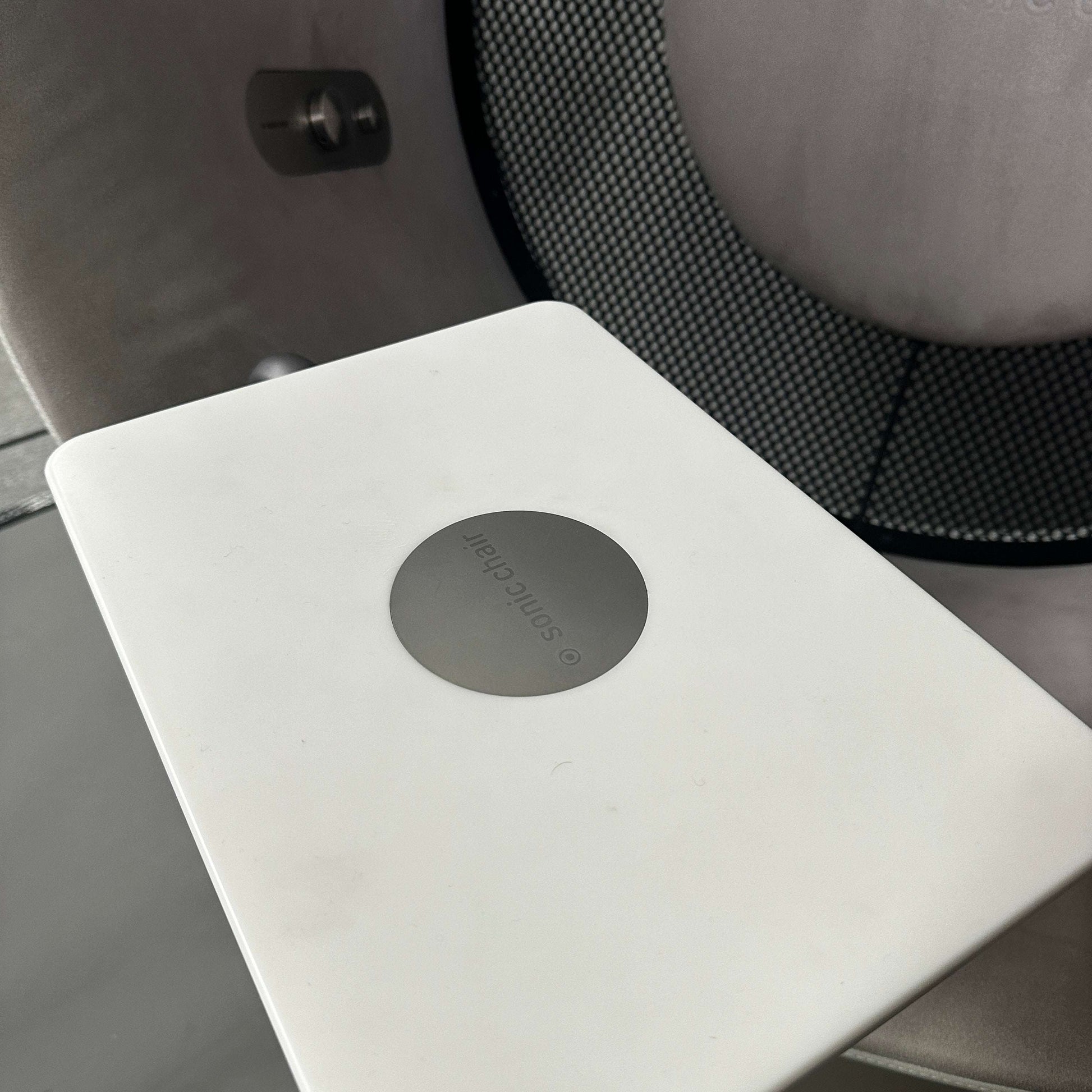 Sonic Chair 3.1 Audiosessel in weiß mit Laptoptisch und hochwertiger Klangtechnologie aus Glattleder und Veloursleder