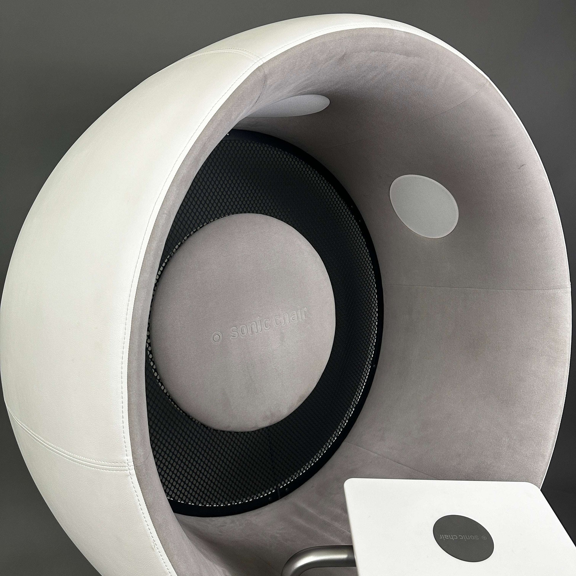 weißer Sonic Chair 3.1 Audiosessel mit hellgrauem Veloursleder innen und integriertem Laptoptisch