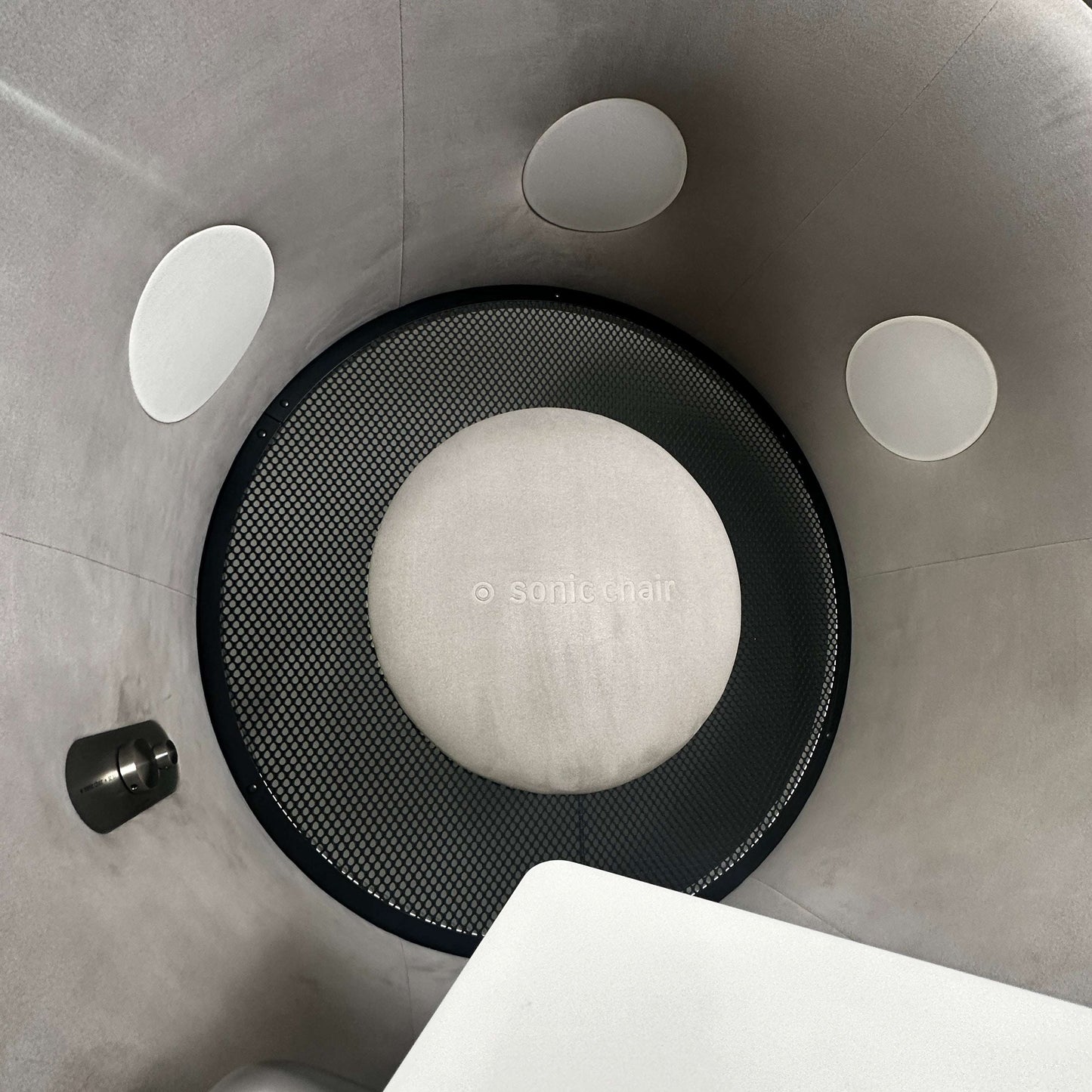 Innenansicht des Sonic Chair 3.1 Audiosessels mit runder Akustik- und Körperschallmembran für intensives Hörerlebnis