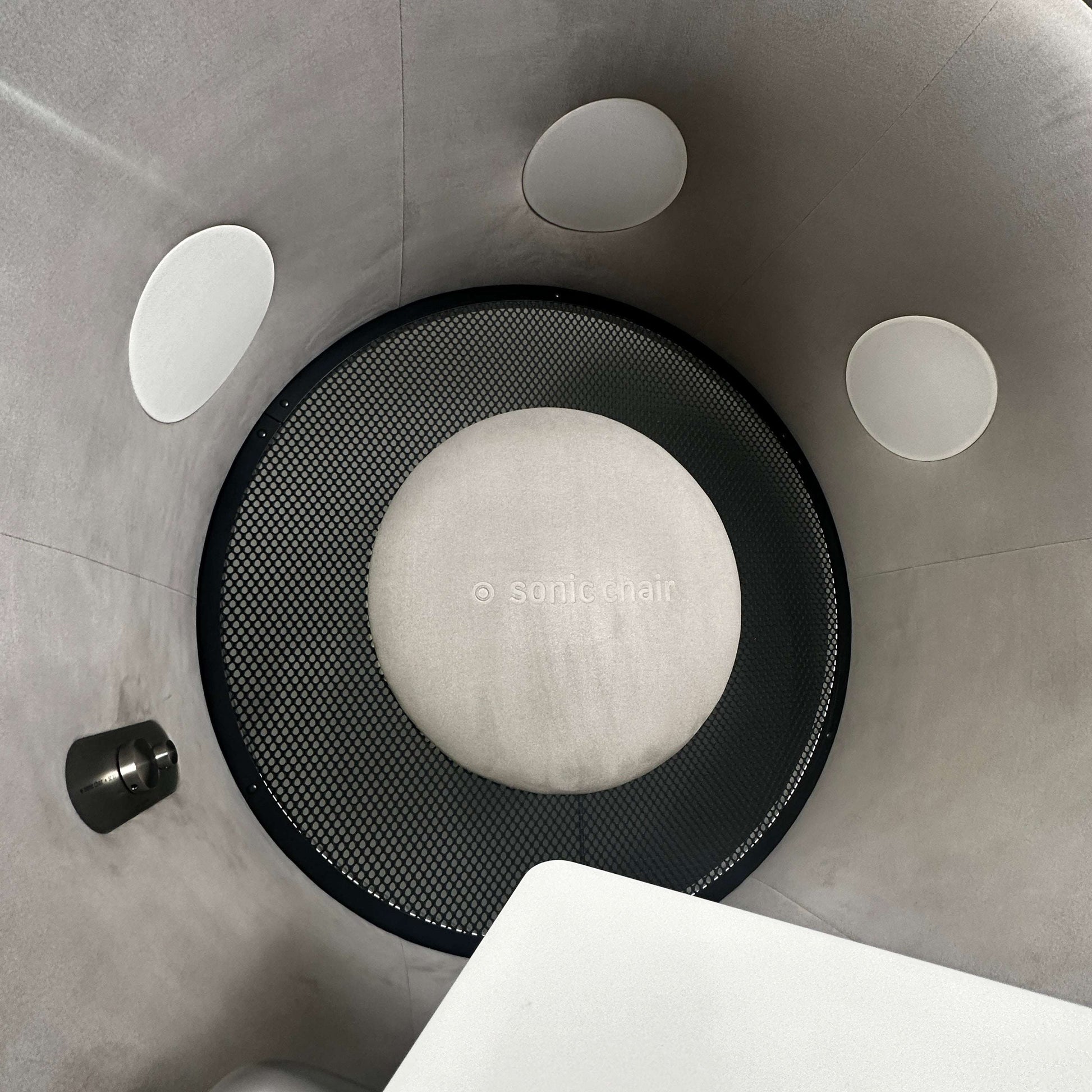 Innenansicht des Sonic Chair 3.1 Audiosessels mit runder Akustik- und Körperschallmembran für intensives Hörerlebnis