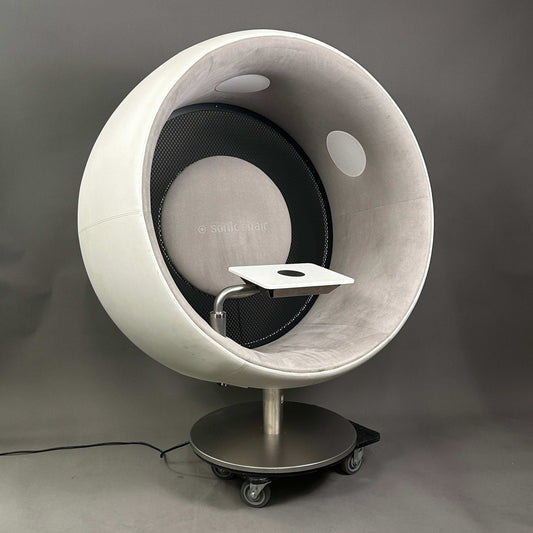 Moderner Sonic Chair 3.1 Audiosessel in weißem Glattleder mit hellgrauem Veloursleder innen und integriertem Laptoptisch