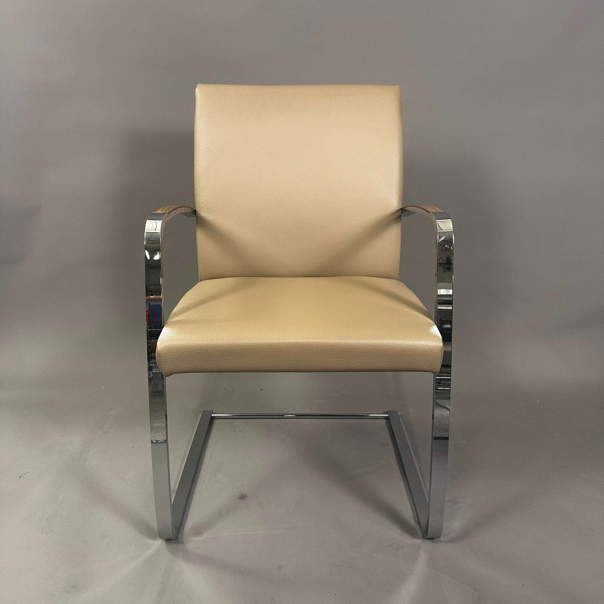 Spiegels Tano Freischwinger Stuhl cremefarbenes Leder verchromtes Stahlgestell mit Holzarmlehnen